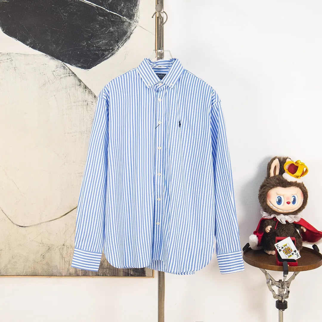 P290 zp version [Exclusive supply] Ralph Lauren/Ralph Lauren 2025SS new old-money style cotton poplin large and small striped long-sleeved casual shirt, 100% restored workmanship, embedded seams and clean edges, curved triangular bifurcation ✅100% cotton poplin, smooth feel, pre-car wash treatment, tighter yarn ✅Custom-dyed original pearlescent white bottom buttons, large and small partitions, vertical eyelets✅Special shaped chiffon foil included in the collar door tube Not easy to deform and pull. ✅ RL three-color large and small vertical striped shirt. Extraordinary isometric. Cleverly matched stripes. Multiple wear to inspire self-expression. Relaxed layering to play with the look of the four seasons. Color: red, blue, green. Size: S M L XL. Number: WW10963.